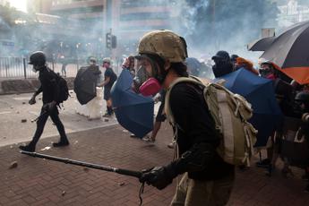Cina avverte attivisti Hong Kong: Non giocate col fuoco